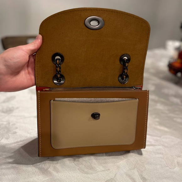 Color block coach leather Bag with sea-shell design strap - Picture 5 of 11